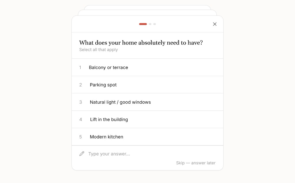 Questionário Perto: o que a tua casa precisa — seleciona tudo o que se aplica, com opções para varanda, estacionamento, luz natural, elevador e cozinha moderna, ou o que quiseres adicionar como resposta personalizada.